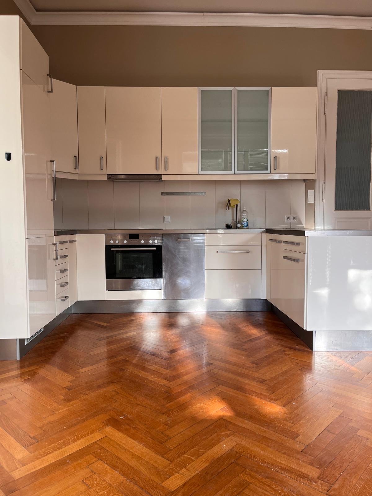 Großzügige, edle 3 Zimmer Wohnung in wunderbarer Altbauvilla Großzügige, edle 3 Zimmer Wohnung in wunderbarer Altbauvilla